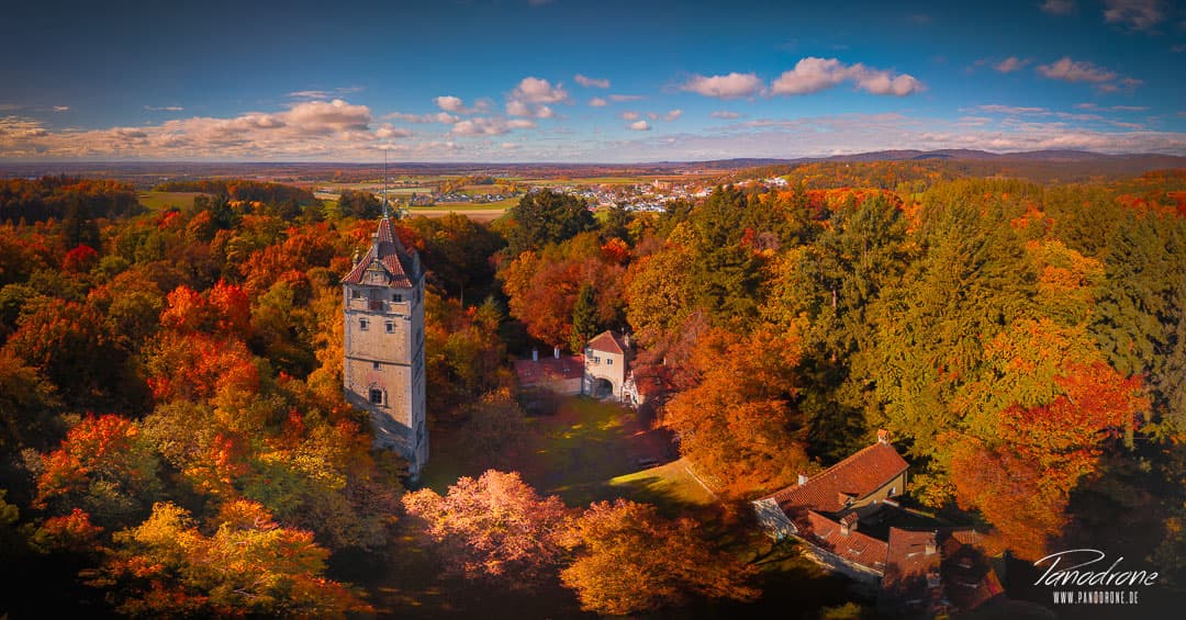 Herbstliches Drohnen-Panorama von Schloss Steinach bei Straubing